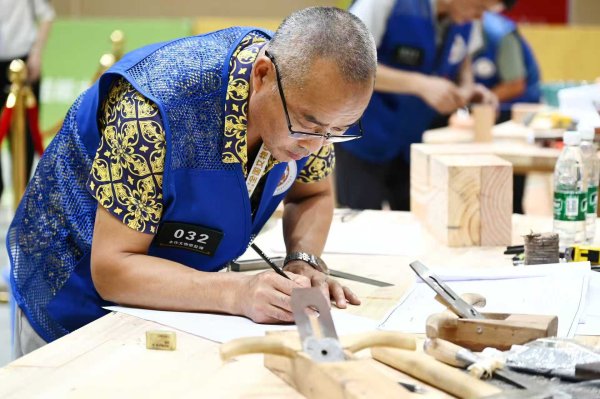 汇丰配资 57岁的古建筑“木工医生”毛云：用20个夜晚挑灯备赛｜大国工匠·文物医生